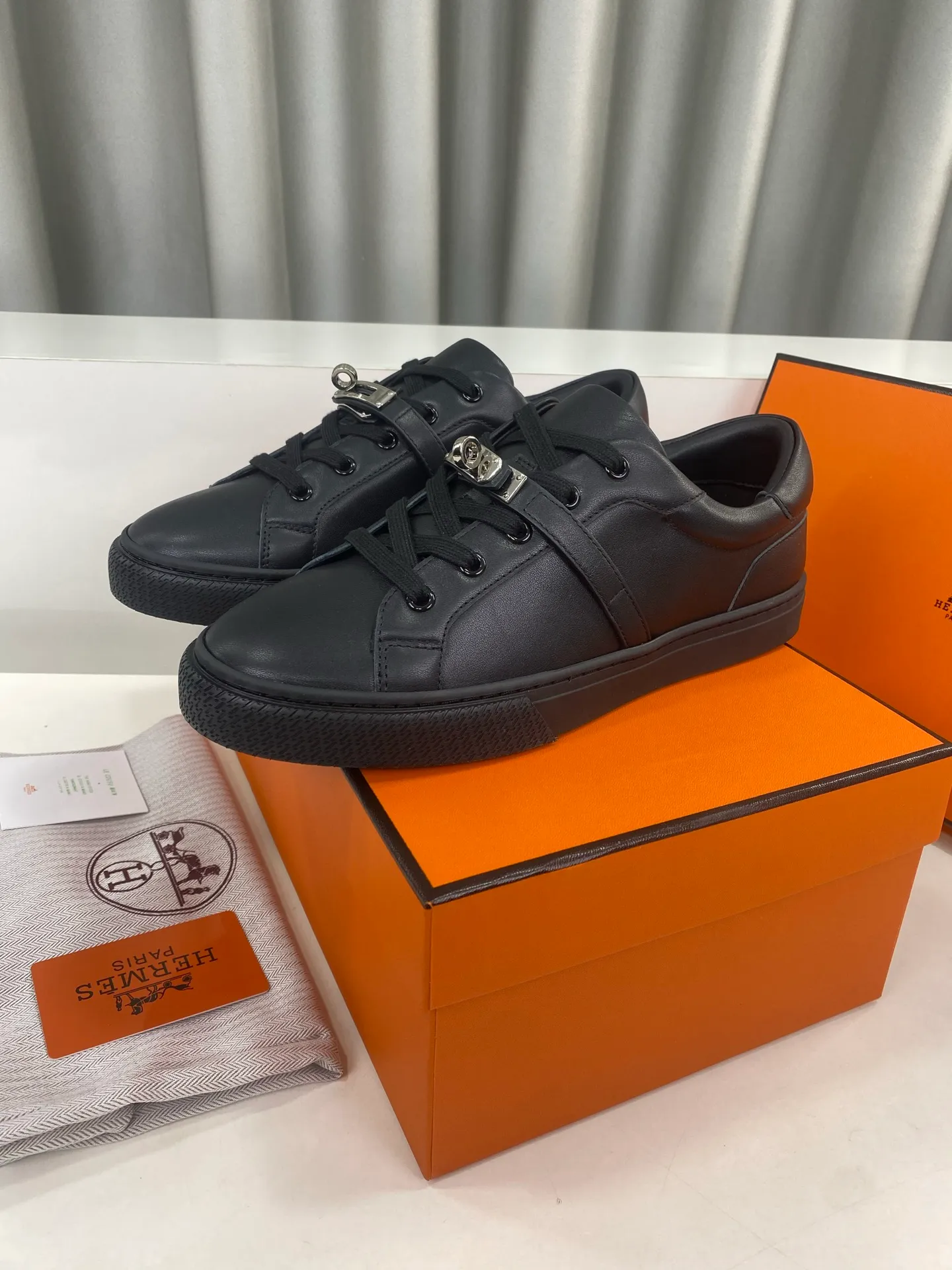 👟👟Ex-factory price 540👟👟 Men's size +10 Hermes Classic Series Couple Style Casual Sports Shoes Skateboard Shoes ☑️ Calfskin Sports Shoes Super Light Sole Introduction Attractive Made in Italy The back of the shoe is decorated with Hermès classic locks to continue the brand design inspiration. Stroll around the city lightly and feel free and comfortable. Exquisite packaging at the delivery counter 🛍📦 ▪️Material: Original customized imported cowhide material ▪️Inner lining Original customized soft sheepskin ▪️Sole Original open-molded non-slip rubber outsole ▪️Sole thickness: 2cm ▪️Size: 35-45 (customized for women’s size 40, men’s size 45)